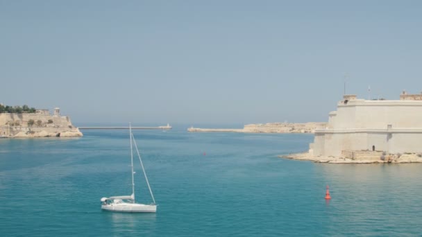 Beau paysage marin avec horizon de mer et voilier — Video