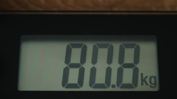 Banheiro balança digital close-up com dígitos em execução — Vídeo de Stock
