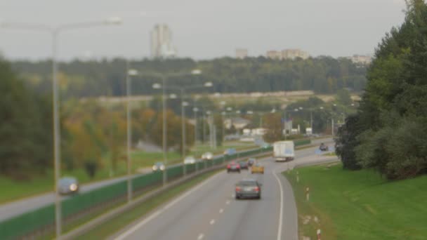 Bilar som kör på motorvägen ner gatan. Fyra körfält två riktning. Vilnius transport trafik. — Stockvideo