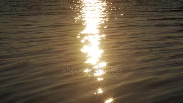 Le chemin du soleil. Prise de vue à fort contraste avec réflexion de la lumière dans l'eau avant le coucher du soleil . — Video