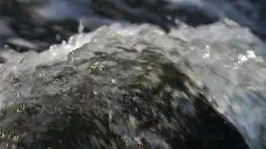 Beyaz ve şeffaf kabarcıkları ile su akışının yakın çekim