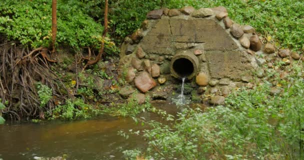 セメント コンクリート管排水運河排水流体フローを構築します。 — ストック動画