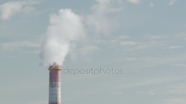 Загрязнение воздуха в промышленности. Дымовые трубы электростанции, загрязняющие воздух — стоковое видео