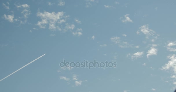 Um avião comercial está voando diagonalmente da esquerda para a direita do quadro em uma distância — Vídeo de Stock