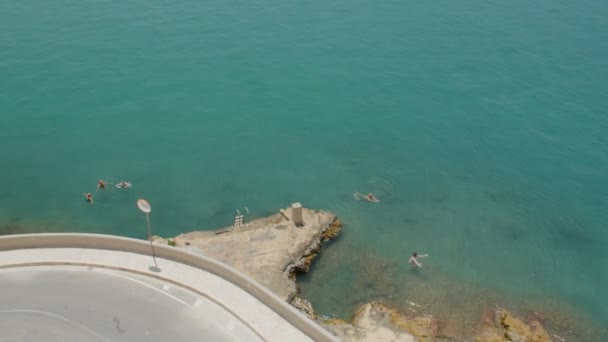 La Valeta, Malta 4 de julio de 2016. Crucero de lujo Mein Schiff fondeado en el puerto de La Valeta, Malta . — Vídeo de stock