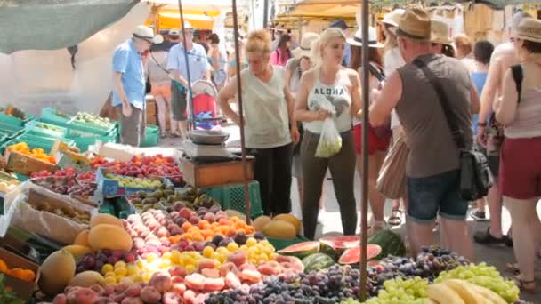 Marsaxlokk, Malta - 6 lipca 2016: Owoce na sprzedaż na rynku z niektórych osób w tle. — Wideo stockowe