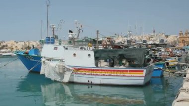 MARSAXLOKK, Malta - 6 Temmuz 2016: Güzel balıkçı köy mimarisi ile çapa bir koyda, renkli tekneler