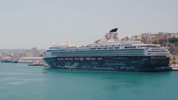 La Valeta, Malta 4 de julio de 2016. Crucero de lujo Mein Schiff anclado en el puerto . — Vídeos de Stock