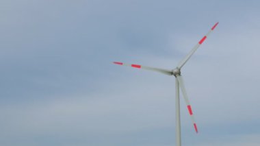 Mavi bir gökyüzü rüzgarla dönen düzenli Rüzgar türbinleri.