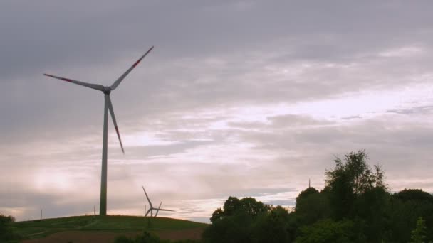 Fazenda de turbina eólica, geradores de energia elétrica, no campo no fundo do céu nublado . — Vídeo de Stock