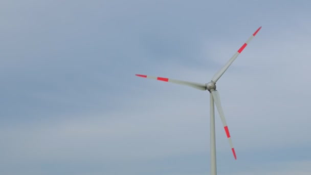 Регулярные ветряные турбины, вращающиеся на ветру на голубом небе . — стоковое видео