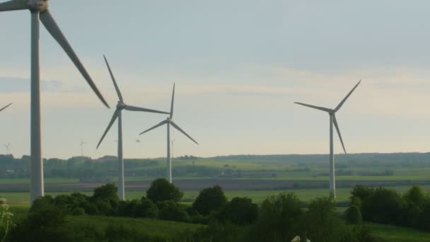 阴云密布的天空背景上孤立的风力涡轮机 — 图库视频影像