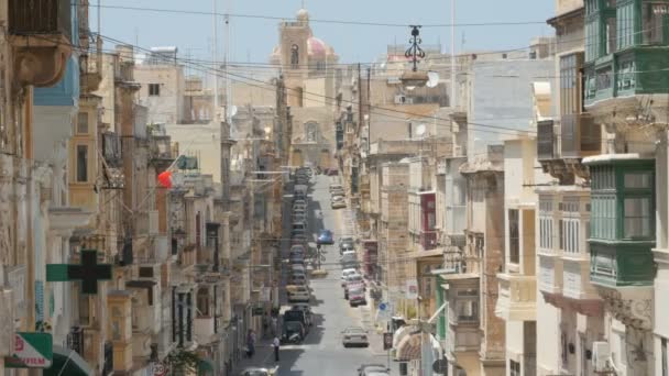 Malta - 1 juli 2016: Gebouwen architectuur, uitzicht op een straat in Malta stad. — Stockvideo
