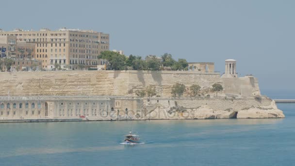 VALLETTA, MALTE - 1er JUILLET 2016 : Vue aérienne sur les personnes nageant sur le bateau maltais traditionnel luzzu dans la baie de Malte près de La Valette — Video