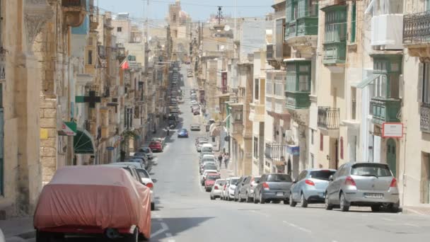 MALTA - July 1, 2016: Buildings architecture, view on a city street in Malta. — Stock Video