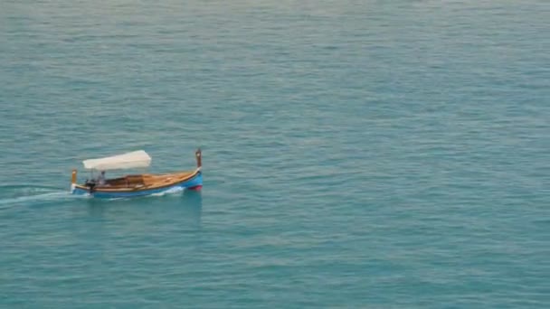 발레 타, 몰타-7 월 1 일, 2016: 새 눈 보기에서 몰타 발레 타 근처 베이 전통적인 몰타 보트 luzzu에 수영 하는 사람들에 — 비디오