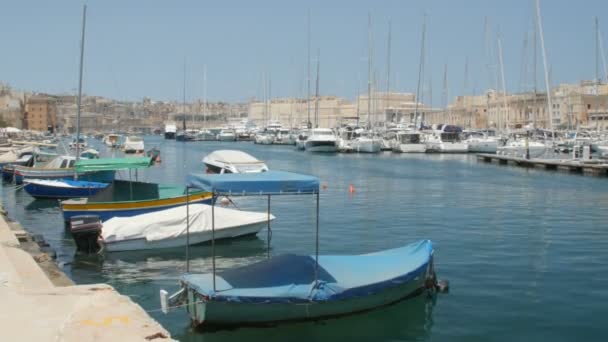 Malta - 1 juli 2016: Maltese vissersboten afgemeerd aan de jachthaven. — Stockvideo