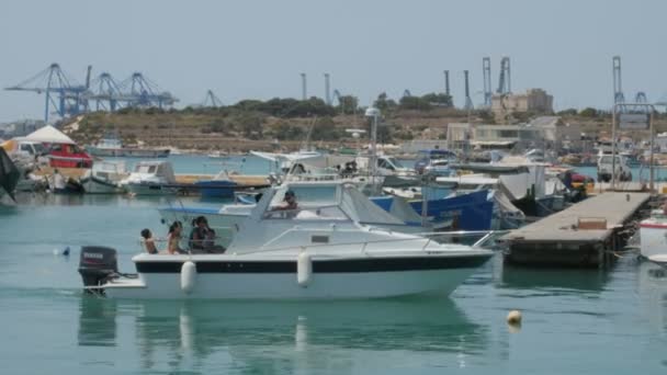 MALTA - 1 de julho de 2016: Barcos de pesca malteses atracados na marina . — Vídeo de Stock