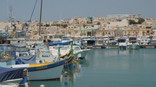 Malta - 1. juli 2016: maltesische Fischerboote vor der Marina festgemacht. — Stockvideo