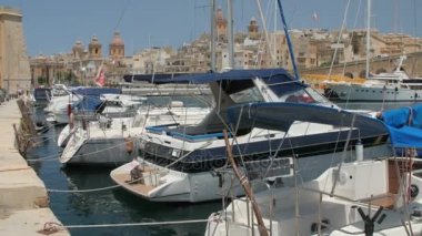 Malta - 1 Temmuz 2016: limana demirleyen Malta balıkçı tekneleri.