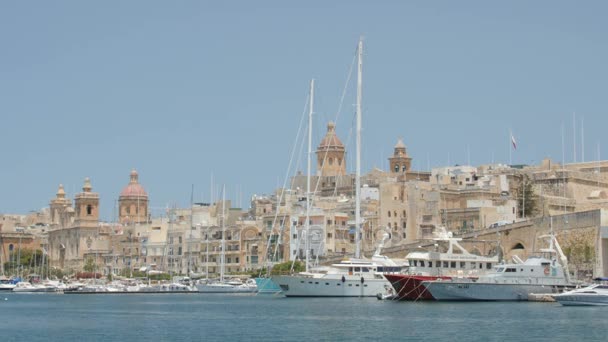 Malta - 1 juli 2016: Architectuur van de gebouwen en jachten afgemeerd aan de jachthaven. — Stockvideo