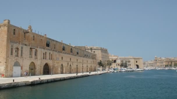 Málta - július 1, 2016: Épületek építészeti és kikötve, hogy a kikötő jachtok. — Stock videók