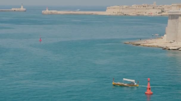 Βαλέτα, Μάλτα - 1 Ιουλίου 2016: Πτηνών μάτι θέα στους ανθρώπους κολύμπι στον παραδοσιακό σκάφος Μάλτας luzzu στον κόλπο της Μάλτας Βαλέτα: Σκεφθείτε — Αρχείο Βίντεο
