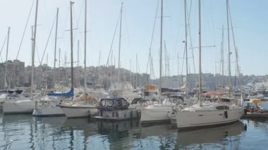 Malta - 1 Temmuz 2016: Binaların mimari ve yatlar limana demirleyen.