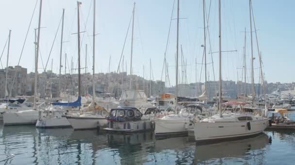 マルタ - 2016 年 7 月 1 日: 建物の建築やマリーナに係留されたヨット. — ストック動画