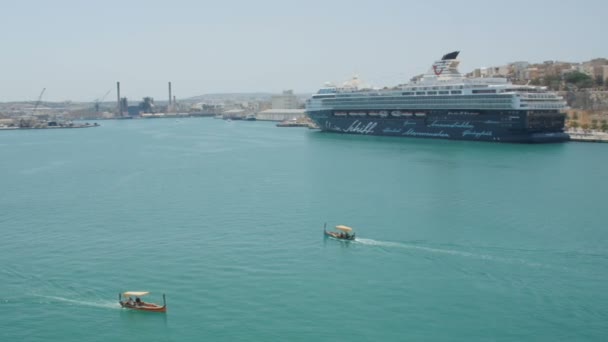 La Valeta, Malta 4 de julio de 2016. Crucero de lujo Mein Schiff fondeado en el puerto de La Valeta, Malta . — Vídeos de Stock