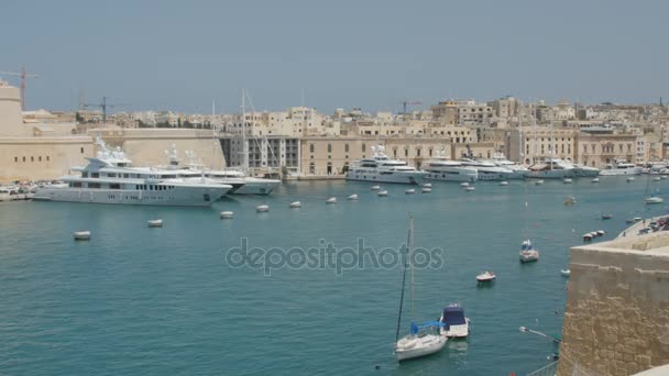 Valletta, Málta július 4-én 2016-ban. Csónakok és hajók a kikötőben. — Stock videók
