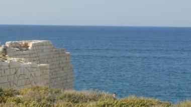 Valletta, Malta 4 Temmuz 2016. Deniz Manzaralı. Deniz ve gökyüzü Panoraması. Uzakta yalnız kargo gemisi. Beton deniz güçlendirilmesi.