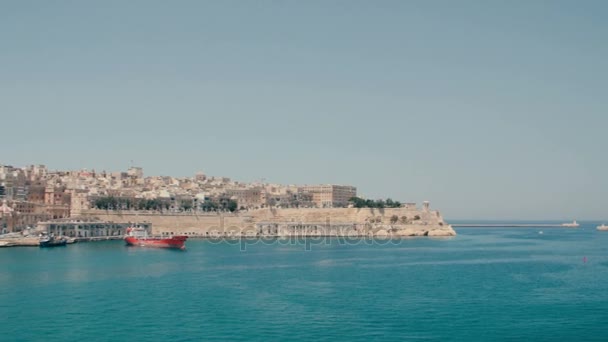 Valletta, Málta július 4-én 2016-ban. Csónakok és hajók a kikötőben. — Stock videók