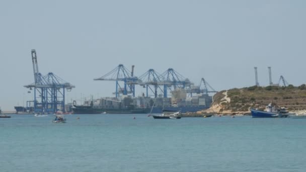 Marsaxlokk, Malta - 6. července 2016 portálové jeřáby — Stock video