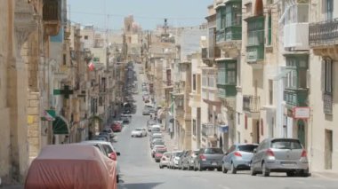 Malta - 1 Temmuz 2016: Binaların mimari, bir şehir Malta'da sokak görünümü.