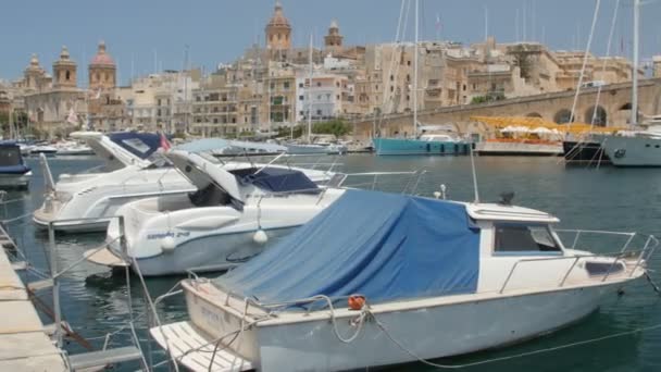 Malta - 1. juli 2016: architektur von gebäuden und jachten, die im hafen festgemacht haben. — Stockvideo
