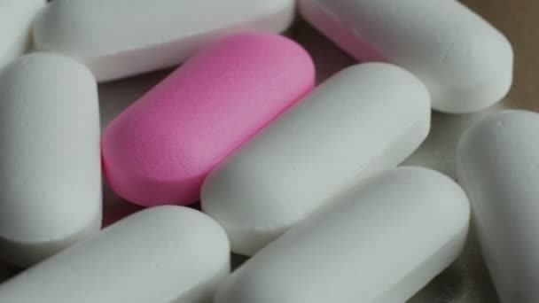 Medicina e Drogas. Muitos comprimidos comprimidos e cápsulas girando sobre fundo de prata . — Vídeo de Stock