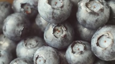 Taze, olgun mavi döndürme, vahşi berry çilek. Yakın çekim