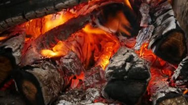 Pişmiş et için yanan ateş yakacak odun ve bir ızgara, sıcak kömür.