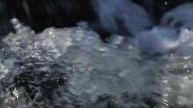 Beyaz köpük yakın çekim ile su akışını