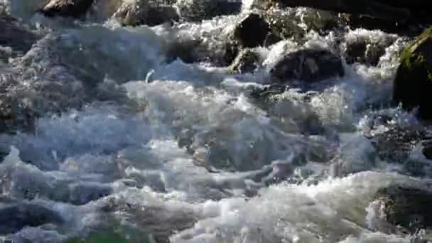 Закрыть поток воды белыми и прозрачными пузырями — стоковое видео