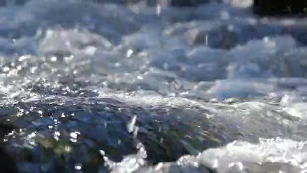 Fluxo de água com espuma branca close-up — Vídeo de Stock