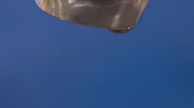 Bir makro damlama mutfak musluk emzik.