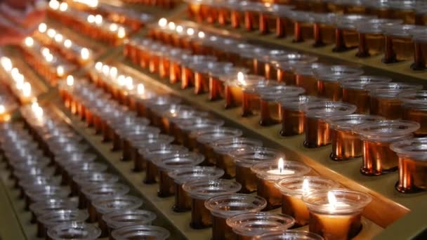 Las velas en una iglesia — Vídeos de Stock