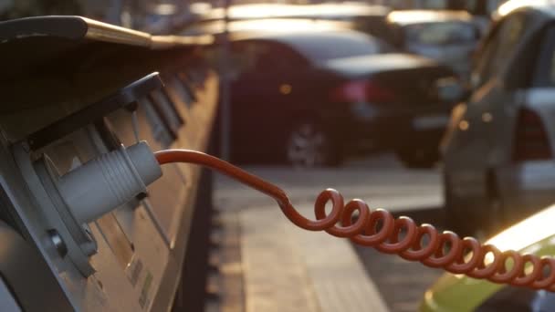 Pequenos carros elétricos amarelos está cobrando na estação de rua. Close-up . — Vídeo de Stock