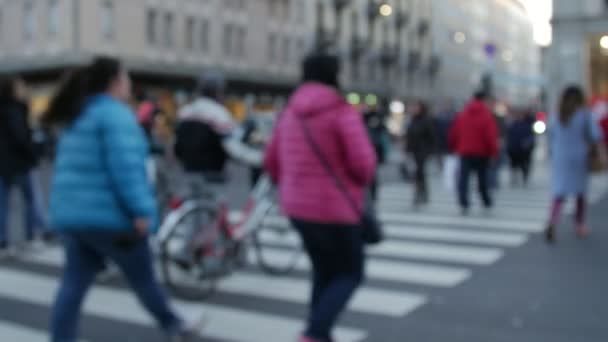 Fußgänger auf Zebrastreifen durchläuft Übergang. — Stockvideo