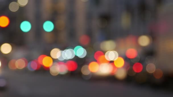 Ville à fond de nuit avec des voitures. Fond flou avec des lumières de ville floues et floues .