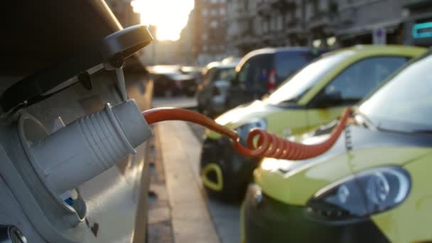 Elektrikli Araçlar şarj bağlantı noktasına takılı bir sarı yakın çekim. — Stok video