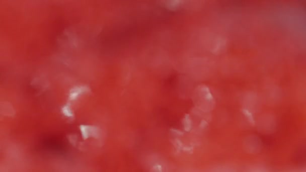 Röd frukt marmelad kokande, närbild — Stockvideo