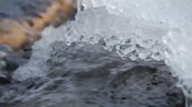 Donmuş dağ dere. Buz inşa altında çalışan dağ dere yakın çekim.